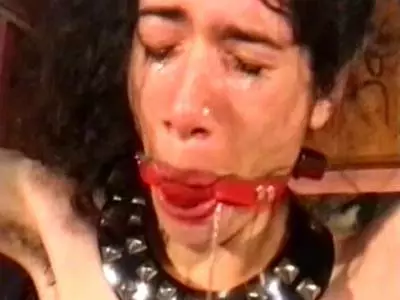 Betagte Schlampe inszeniert ihre rasierte Fotze