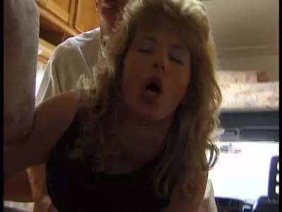 Reife Blonde mit enormen Hupen lässt sich rammeln