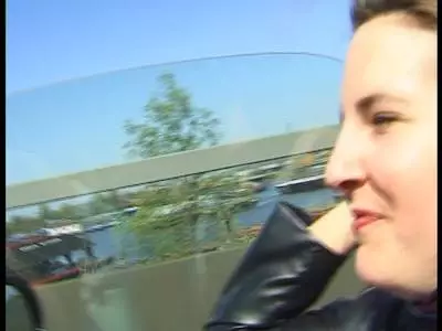Schlankes Flittchen streichelt ihre klamme Muschi