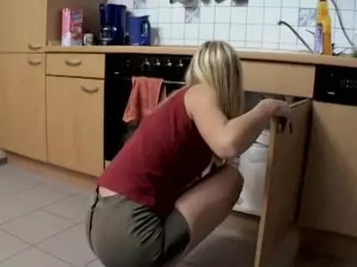 Strohblondes Flittchen mit winzigen Titten fickt ihre eigene Fotze
